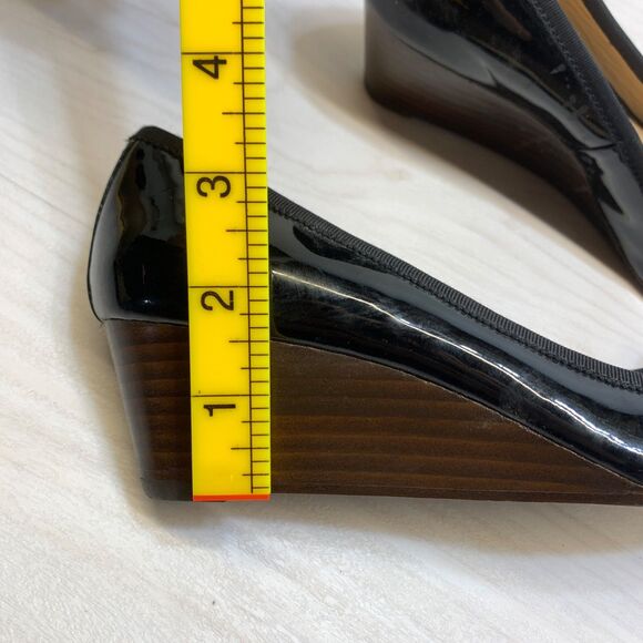 TORY BURCH/ Logo Charm Bow Patent Leather Wedge Sole Pumps Black Womens Size: 7M - Picture 9 of 10